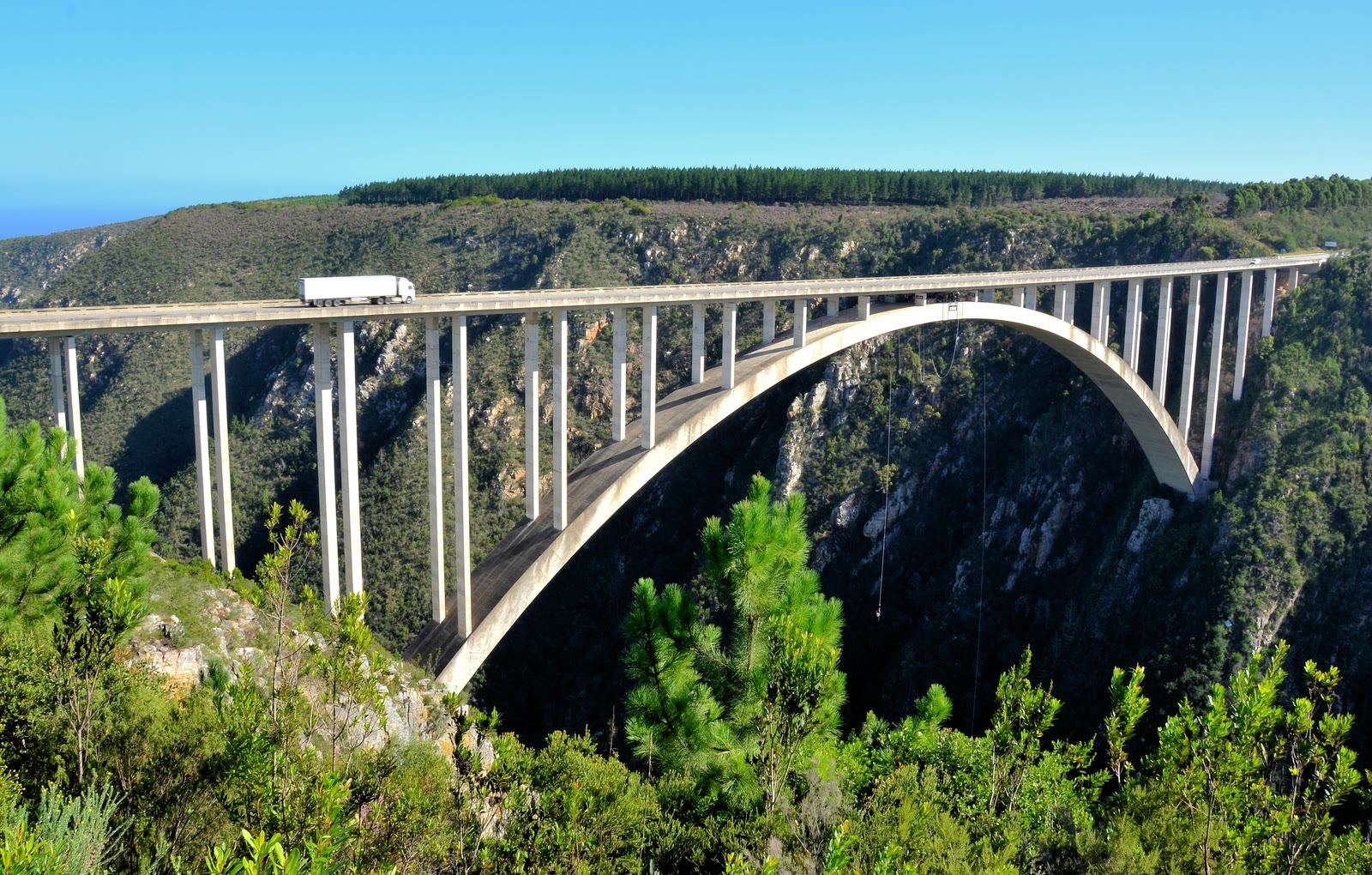 Bloukrans Bridge arch on the N2, with a truck crossing